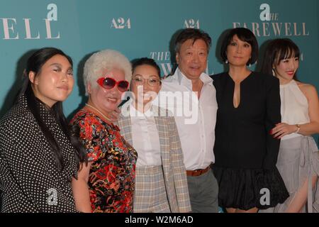 NEW YORK, NY - Luglio 08: Awkwafina,Hong Lu, direttore Lulu Wang, Tzi ma, Diana Lin e Aoi Mizuhara assistere "l'addio " New York a Screening Metrogra Foto Stock