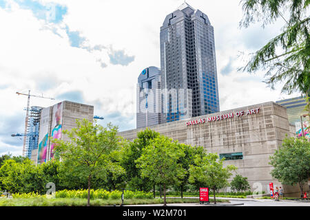 Dallas, Stati Uniti d'America - 7 Giugno 2019: Centro di grattacieli in parco con segno per il museo di arte e di gru per edilizia Foto Stock