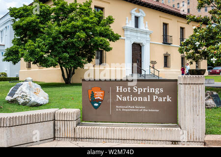 Hot Springs, Stati Uniti d'America - 4 Giugno 2019: Storico Spa bath house fila con segno su strada in città per il National Park Service Department di interni Foto Stock