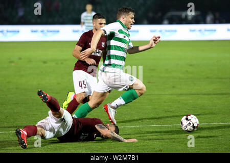 Sarajevo. 9 Luglio, 2019. James Forrest dei Celtic (up) compete contro Dusan Hodzic (fondo) di Sarajevo durante il primo turno di qualificazione match di UEFA Champions League tra Sarajevo in Bosnia e Erzegovina (BiH) e Celtic Scozia a Sarajevo, Bosnia ed Erzegovina il 9 luglio 2019. Credito: Nedim Grabovica/Xinhua/Alamy Live News Foto Stock