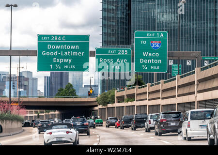 Dallas, Stati Uniti d'America - 7 Giugno 2019: Autostrada 75 in città con vetture in cartelli stradali per il centro di uscite Foto Stock