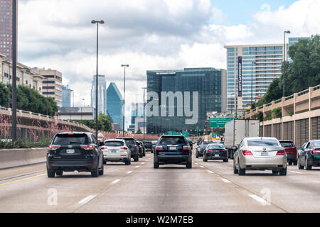 Dallas, Stati Uniti d'America - 7 Giugno 2019: Downtown Autostrada 75 in città con vetture in cartelli stradali per uscite Foto Stock