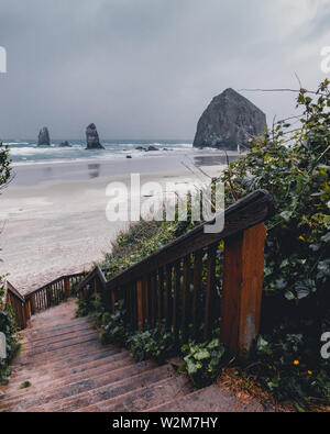 Cannon Beach è una città nella Contea di Clatsop, Oregon, Stati Uniti, drammatiche previsioni prima di una tempesta di pioggia, turismo USA, sabbia, paesaggio, paesaggio Foto Stock