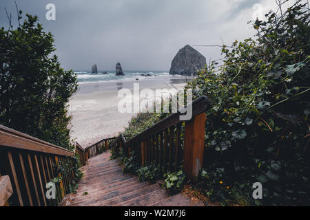 Cannon Beach è una città nella Contea di Clatsop, Oregon, Stati Uniti, drammatiche previsioni prima di una tempesta di pioggia, turismo USA, sabbia, paesaggio, paesaggio Foto Stock
