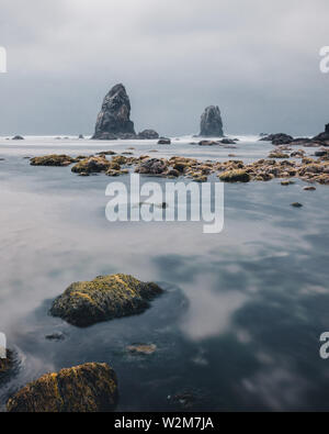 Cannon Beach è una città nella Contea di Clatsop, Oregon, Stati Uniti, drammatiche previsioni prima di una tempesta di pioggia, turismo USA, sabbia, paesaggio, paesaggio Foto Stock