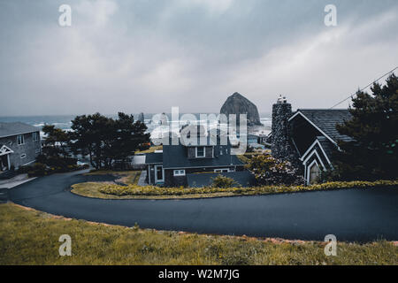 Cannon Beach è una città nella Contea di Clatsop, Oregon, Stati Uniti, drammatiche previsioni prima di una tempesta di pioggia, turismo USA, sabbia, paesaggio, paesaggio Foto Stock