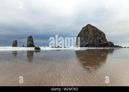 Cannon Beach è una città nella Contea di Clatsop, Oregon, Stati Uniti, drammatiche previsioni prima di una tempesta di pioggia, turismo USA, sabbia, paesaggio, paesaggio Foto Stock