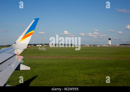 La finestra vista da un sistema Allegiant Air jetliner rullaggio per il decollo da Orlando Sanford International Airport in Sanford, Florida, Stati Uniti d'America. Foto Stock