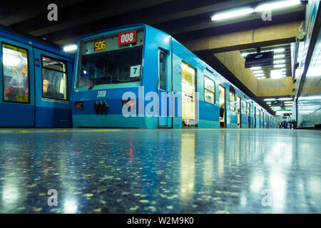 SANTIAGO DEL CILE - Dicembre 2014: una metropolitana di Santiago NS74 treno a Bellas Artes station Foto Stock