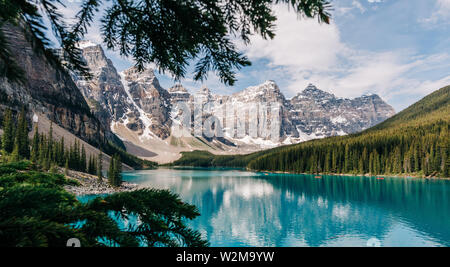 Il Moraine Lake è uno dei mitici lago in Canada. luogo molto popolare durante il periodo estivo e hai yo super presto per essere lì intorno a 6;30am Foto Stock