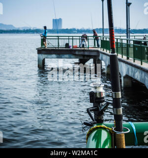 Singapore - Ott 6, 2018: la pesca al molo davanti la casa Beaulieu in Sembawang Park. Foto Stock