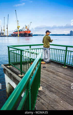 Singapore - Ott 6, 2018: la pesca al molo davanti la casa Beaulieu in Sembawang Park. Foto Stock