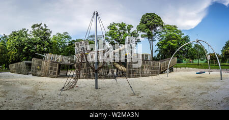 Singapore - Ott 20,2018: La corazzata ispirato parco giochi nel parco Sembawang. Foto Stock