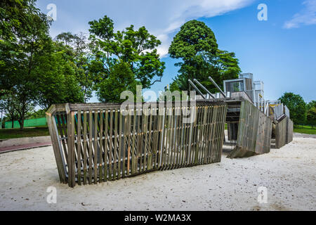 Singapore - Ott 20,2018: La corazzata ispirato parco giochi nel parco Sembawang. Foto Stock