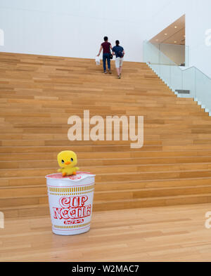 La grande entrata del Museo Cupnoodles a Yokohama, Giappone. Foto Stock