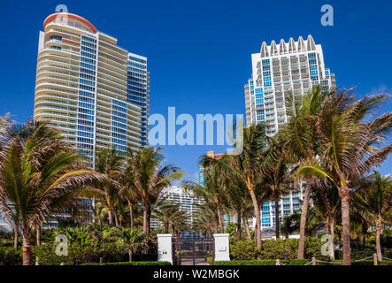 Continuum sulla spiaggia di South Beach i grattacieli residenziali di Miami in Florida. Foto Stock