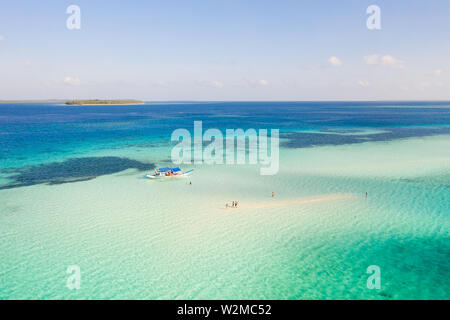 Mansalangan sandbar, Balabac, PALAWAN FILIPPINE. Isole tropicali con le lagune turchesi, vista da sopra. Barca e turisti in acque poco profonde. Foto Stock