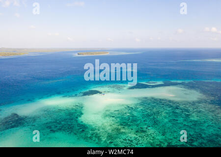 Mansalangan sandbar, Balabac, PALAWAN FILIPPINE. Isole tropicali con le lagune turchesi, vista da sopra. Barca e turisti in acque poco profonde. Foto Stock