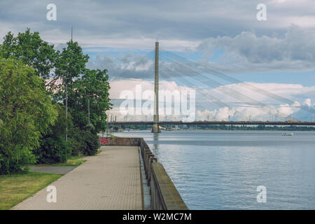 Città di Riga, Lettonia Repubblica. Urbana della città ponte del cavo e del fiume. Vecchie costruzioni di metallo. 4 luglio. 2019 Foto Stock