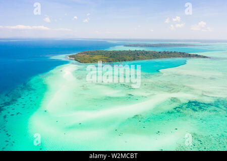 Mansalangan sandbar, Balabac, PALAWAN FILIPPINE. Isole tropicali con le lagune turchesi, vista da sopra. Seascape con atolli e isole. Foto Stock