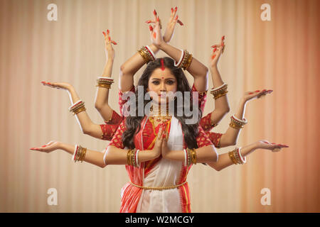 Il Portrait di Bengali donna sposata come Dea Durga Foto Stock