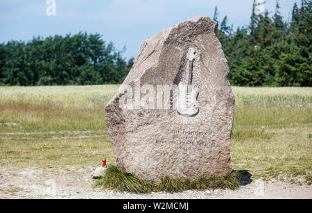 Fehmarn, Germania. Il 26 giugno, 2019. Il Jimmy Hendrix lapide a filamento Flügger sul Fehmarn è un promemoria della roccia del musicista a comparsa "l amore e la pace Festival', che qui hanno avuto luogo il 6 settembre 1970. (Zu dpa-Korr : 'Jimi Hendrix lapide sul Fehmarn ancora attrazione per i tifosi') Credito: Markus Scholz/dpa/Alamy Live News Foto Stock