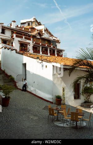 Street view con case bianche nel centro storico di Taxco, città magica (Pueblo Mágico). Taxco de Alarcón, Guerrero Membro, Messico. Giu 2019 Foto Stock