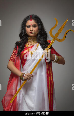 Il Portrait di Bengali donna sposata come Dea Durga , durante la Durga puja celebrazioni Foto Stock