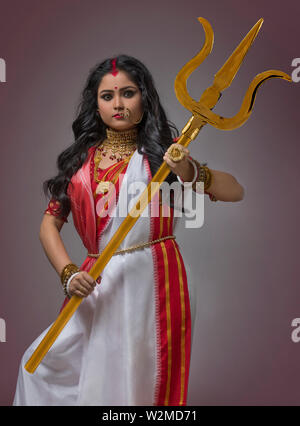 Il Portrait di Bengali donna sposata come Dea Durga , durante la Durga puja celebrazioni Foto Stock