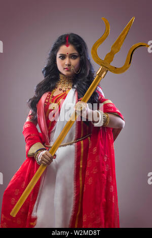 Il Portrait di Bengali donna sposata come Dea Durga , durante la Durga puja celebrazioni Foto Stock