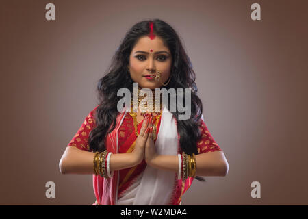 Il Portrait di Bengali donna sposata come Dea Durga , durante la Durga puja celebrazioni Foto Stock