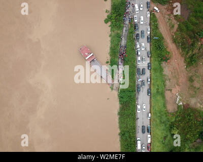 (190710) -- CHANGSHA, luglio 10, 2019 (Xinhua) -- foto aerea adottate il 9 luglio 2019 mostra residenti spostati dall'allagato Xingmazhou Binzhou nel nuovo villaggio di Changsha, centrale provincia cinese di Hunan. Un totale di 6,464 persone incagliati a inondazioni sono stati liberati dal momento che la Cina è entrato stagione flood, secondo il ministero nella gestione delle situazioni di emergenza martedì. Oltre 1,63 milioni di persone in sette provinciale a livello di regioni in Cina meridionale, tra cui Zhejiang, Jiangxi, Hunan, Guangxi e Chongqing, sono state colpite dalle forti piogge, il ministero ha detto. Xinhua/Chen Zeguo) Foto Stock