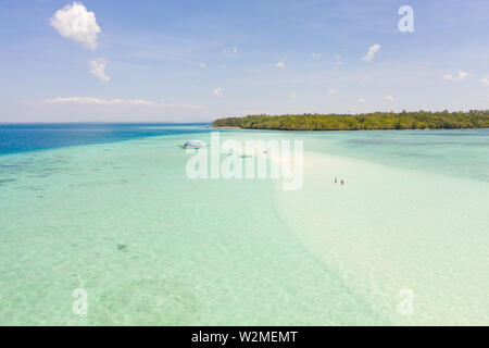 Mansalangan sandbar, Balabac, PALAWAN FILIPPINE. Isole tropicali con le lagune turchesi, vista da sopra. Barca e turisti in acque poco profonde. Foto Stock