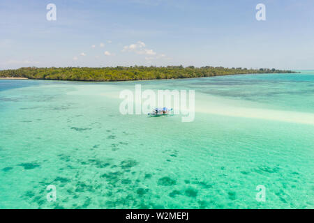 Mansalangan sandbar, Balabac, PALAWAN FILIPPINE. Isole tropicali con le lagune turchesi, vista da sopra. Barca e turisti in acque poco profonde. Foto Stock