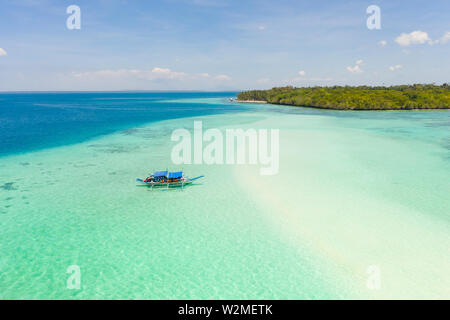 Mansalangan sandbar, Balabac, PALAWAN FILIPPINE. Isole tropicali con le lagune turchesi, vista da sopra. Barca e turisti in acque poco profonde. Foto Stock