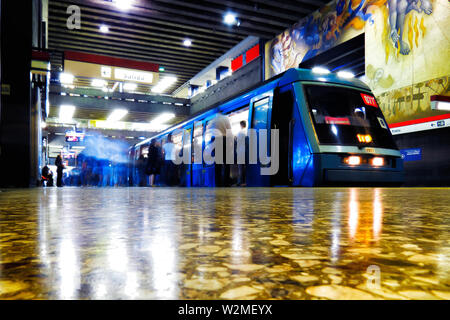 SANTIAGO DEL CILE - Novembre 2014: Un Metro de Santiago NS93 treno presso la Universidad de Chile stazione della Linea 1 Foto Stock