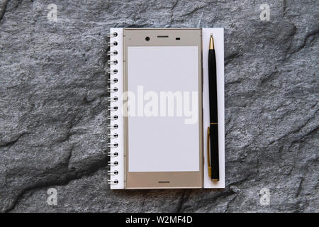 Blank smartphone e notebook. Ancora vita mock-up Foto Stock