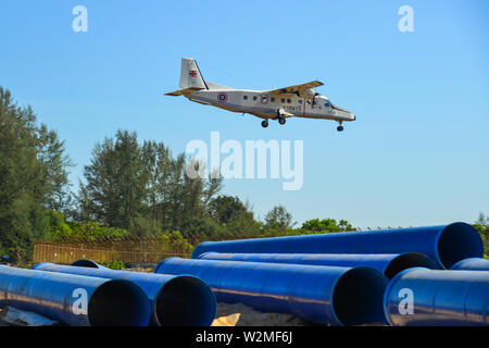 Phuket, Tailandia - il Apr 4, 2019. Royal Thai Navy Dornier Do-228 (reg. 1112) in atterraggio sopra la spiaggia di sabbia vicino all'Aeroporto di Phuket (HKT). Foto Stock