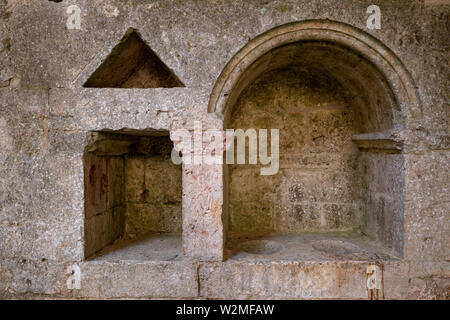 San Galgano, Zisterzienserklosterruine, Nische mit Weihwasserbecken Foto Stock