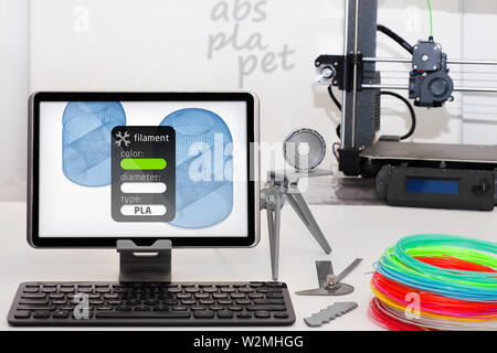 Una compressa essendo utilizzato per la visualizzazione 3d del filamento della stampante e delle impostazioni di varie 3d i materiali di consumo della stampante inclusi PLA colorata in plastica. Foto Stock