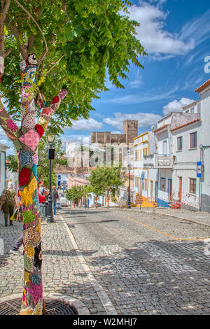 Mertola, Portogallo - 18 maggio 2019: Alberi decorati con colorate perline a uncinetto per una vacanza nella città di Mertola, una bellissima città Foto Stock