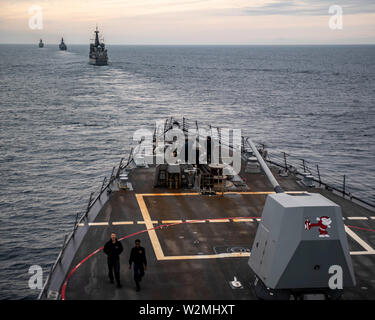 190708-N-NU281-1084 Oceano Pacifico del sud (Luglio 8, 2019) Il Arleigh Burke-class guidato-missile destroyer USS Michael Murphy (DDG 112) vele in formazione con la marina cilena fregate CNS Almirante Williams (FF-19), CNS Almirante Condell (FF-06), CNS Almirante Latorre (FFG-14) come le due marine cominciare a esercitare il lavoro di squadra Sud 2019. Il lavoro di squadra Sud è una biennale navali cileno di esercizio che si concentra sulla conduzione di scenari di addestramento in intermedio e avanzato anti-superficie e anti-guerra sottomarina operazioni. (U.S. Foto di Marina di Massa lo specialista di comunicazione 2a classe Justin R. Pacheco) Foto Stock