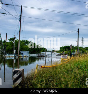 I soldati del 933rd militari di polizia e società 233rd militari di polizia pattuglia società sistemi argine sull'Illinois lato del fiume Mississippi vicino a St. Louis, Missouri. Fortemente industrializzate, area lungo il litorale orientale del fiume Mississippi subito impatti significativi da vicino a registrare livelli di alluvione. Foto Stock