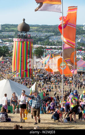 Scene di folla al di sopra del nastro torre presso il festival di Glastonbury 2019 in Pilton, Somerset Foto Stock