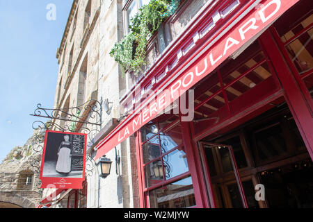 MONT SAINT MICHEL - FRANCIA- Aprile 17, 2019 : Ristorante La Mere Poulard in Mont Saint Michel, Francia. Foto Stock