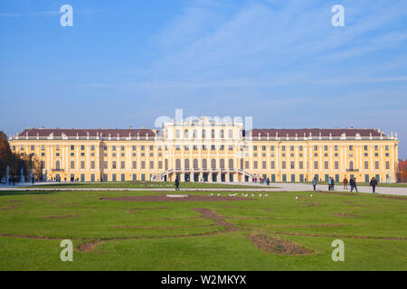 Vienna, Austria - 3 Novembre 2015: Palazzo di Schonbrunn facciata principale. Si tratta di un ex imperial residenza estiva dei successivi monarchi asburgica. I turisti Foto Stock