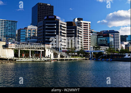 Wellington in una giornata di sole, di edifici alti, il porto e la città di Ponte del mare Foto Stock