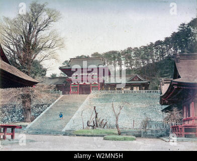 [ 1880 Giappone - Tsurugaoka Hachimangu Santuario a Kamakura ] - Una vista su per le scale e la romo gate a Tsurugaoka Hachimangu a Kamakura, nella prefettura di Kanagawa. Il santuario è stato fondato nel 1063 (Kohei 6). Tsuruoka Hachimangu era un tempio per entrambi i buddisti e scintoisti culto e buddista in primo piano edifici come pagode, ma questi sono stati rimossi dal 1870 (Meiji 3). Xix secolo albume vintage fotografia. Foto Stock