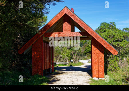 Un gate Maori in entrata o uscita per la Nuova Zelanda il Parco Nazionale Abel Tasman Foto Stock