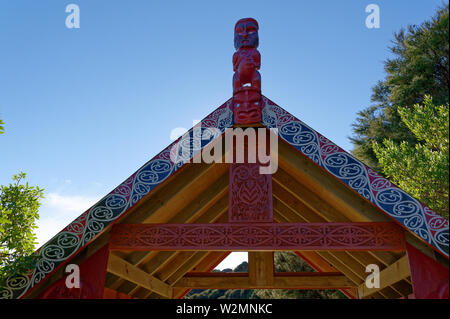 Carving Maori nella parte superiore del cancello di ingresso al Parco Nazionale di Abel Tasman Foto Stock